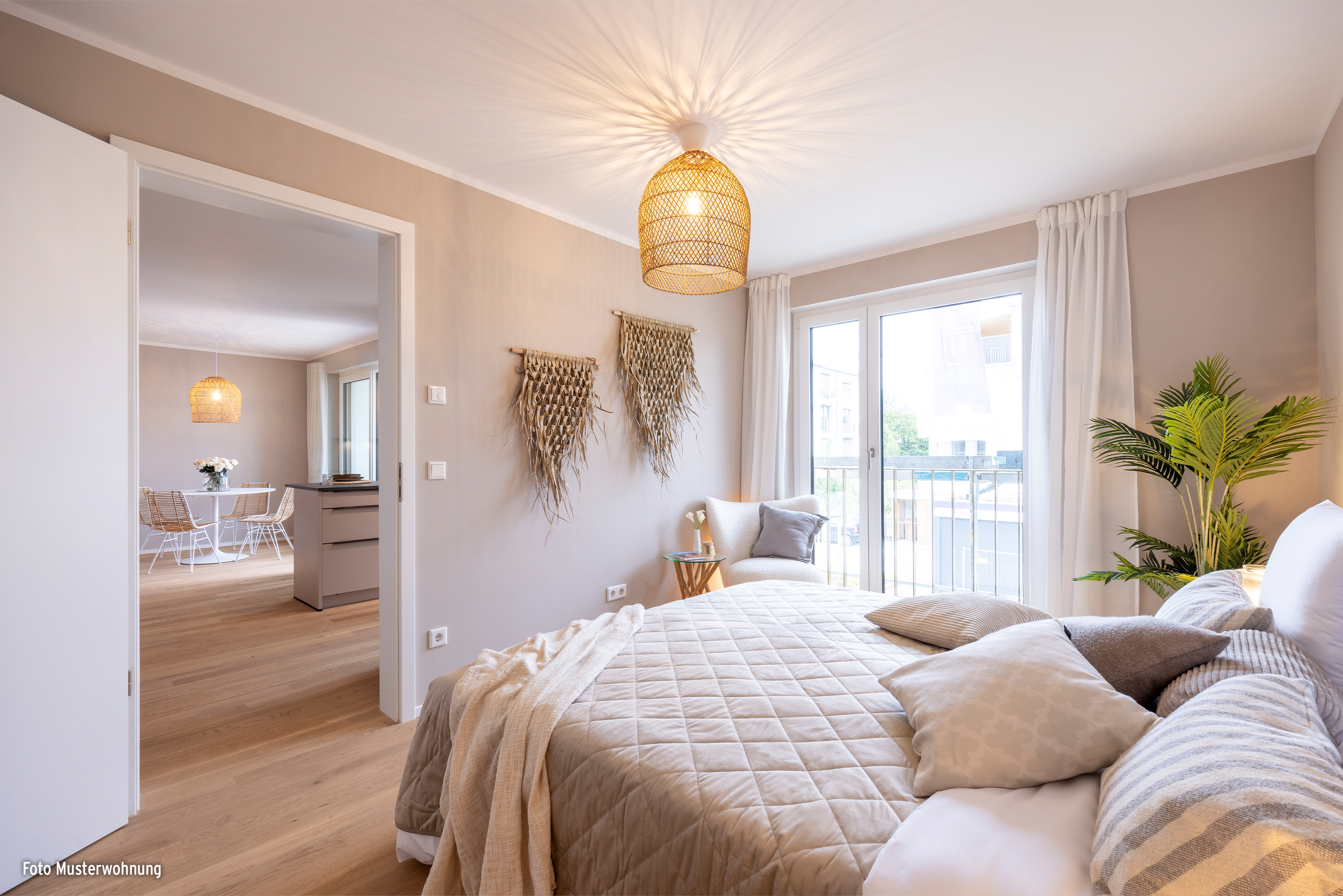 HI-Wohnbau <p><strong>LIVE-WALK IM NEUEN ZUHAUSE</strong></p><p>Die Musterwohnung kann nach individueller Terminvereinbarung besichtigt werden. Überzeugen Sie sich selbst von dem hohen Qualitätsstandard der Ausstattung der komfortablen Eigentumswohnungen in MAX<sup>3+</sup> und lassen Sie sich vom detailverliebten Einrichtungskonzept inspirieren.</p><p>Durchdachte Grundrisse, moderne, offene Wohn-/Koch-/Esszimmer-Konzepte für einen großzügigen gemeinsamen Lebensmittelpunkt und helle Räume mit bodentiefen Fensterelementen mit elektrischen Rollläden sorgen für eine herrliche Wohnatmosphäre.</p><p>Zu den vielen Extras der Standardausstattung zählen u. a. Fußbodenheizung sowie eine umfassende Auswahl an edlen Naturholzböden und großformatigen Feinsteinzeugfliesen in vielen eleganten Farbausführungen. Die komfortablen Bäder bieten mit weiteren Highlights wie Handtuchwärmer und schicken Walk-In-Duschen mit Rainshower- und Unterputzarmaturen ein echtes Wohlfühlambiente der Extraklasse.</p><p>Informieren Sie sich vor Ort über die verschiedenen Ausstattungslinien und die ausgesuchten Materialien und lassen Sie sich für Ihr neues Zuhause inspirieren.</p>