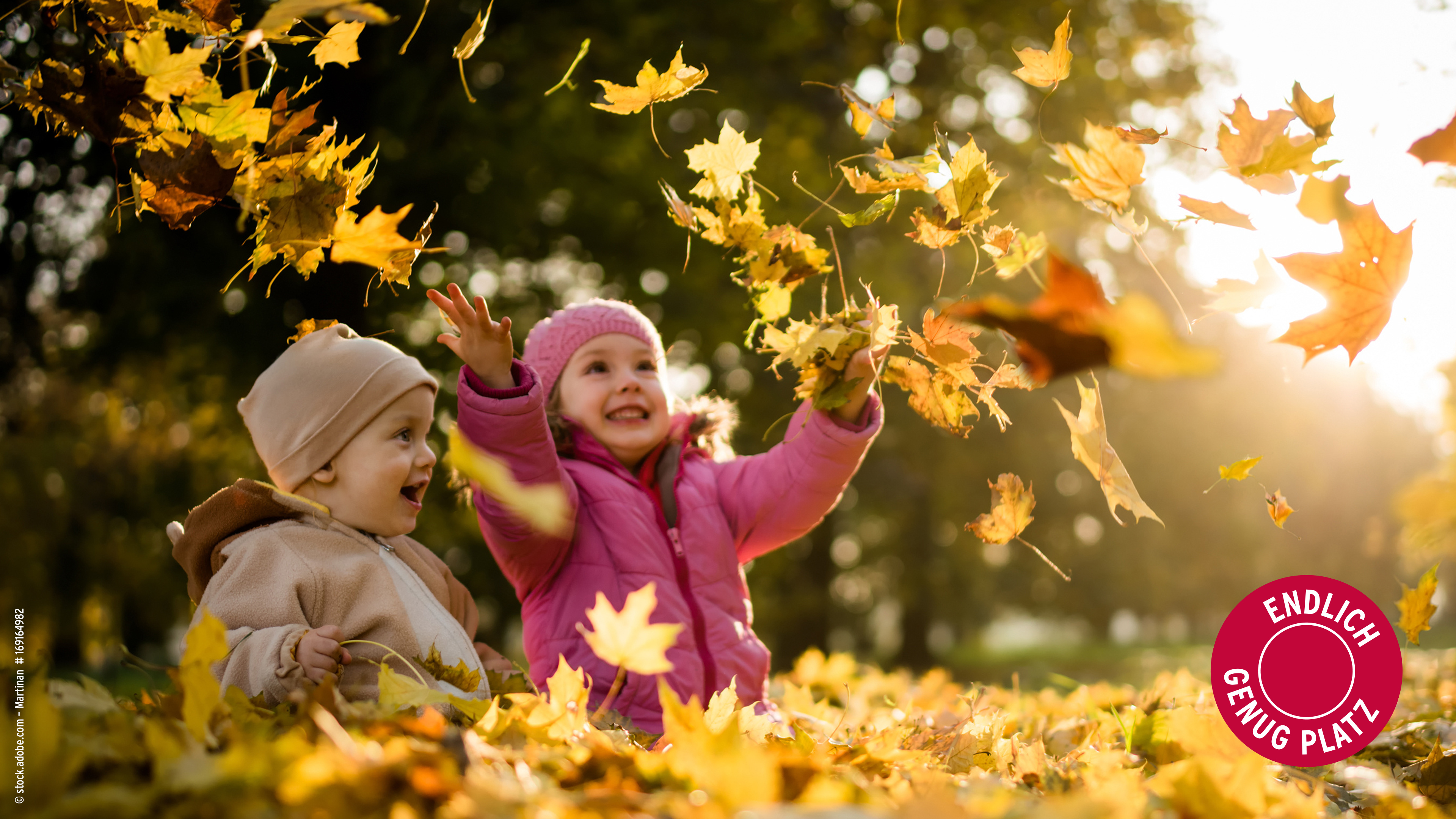 HI-Wohnbau Symbolbild: Kinder spielen im Herbstlaub FAST WIE EIN REIHENHAUS