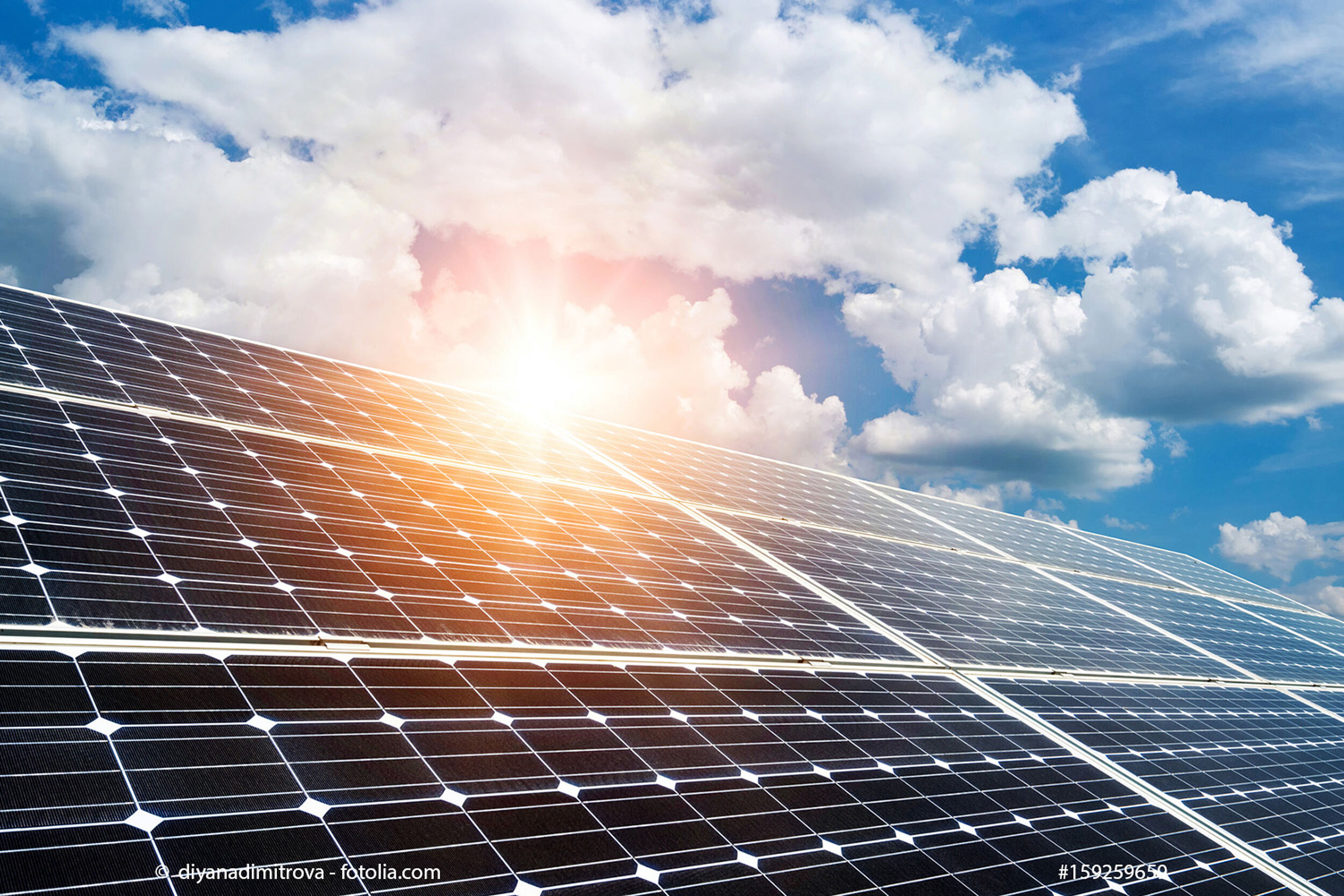 HI-Wohnbau Symbolbild: Solarenergie Geld sparen dank Eigenstromerzeugung mit Photovoltaik 